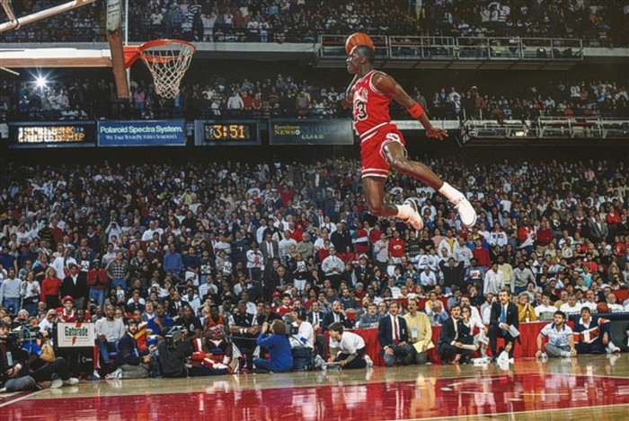 10. Air Jordan: Không có một khoảnh khắc nào trong lịch sử bóng rổ ấn tượng hơn khi Michael Jordan, cầm bóng từ bên kia phần sân, chạy với bóng sang phần sân bên kia trước khi nhảy lên từ vạch ném phạt và thực hiện một trong những cú dunk đẹp nhất lịch sử. Nó đã biến NBA trở thành một giải đấu đặc trưng của những pha dunk đẹp mắt, và biến Michael Jordan thành một thương hiệu với nhãn hiệu giày “Air Jordan” của Nike.